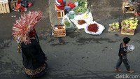 Dilarang di DKI Jakarta, kini ondel-ondel menyerbu wilayah Kabupaten Bogor, untuk mengamen.