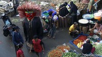 Ondel-ondel tampak beroperasi di pasar Tradisional Cileungsi, Kabupaten Bogor, Minggu (2/5).