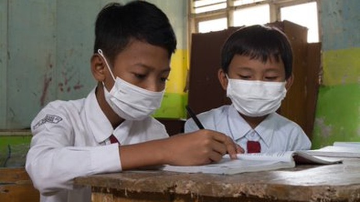 Memperingati Hari Pendidikan Nasional (Hardiknas) berbagai elemen masyarakat terus mendorong guna terciptanya sekolah dasar yang aman dan lebih baik.