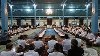 Puncak acara dari Malam Selikuran adalah pembagian nasi tumpeng kepada abdi dalem dan warga usai didoakan oleh pemuka agama setempat.