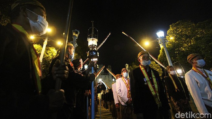 Kavkaz er-xotinning jinsiy aloqa video Rus bekasi sikiklari qul ichida eshak