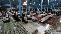 Kegiatan itu dilakukan oleh ratusan abdi dalem dari Keraton menuju masjid Agung Solo, Jawa Tengah, Minggu (2/5/2021) malam.