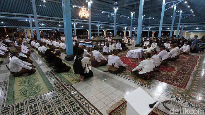 Foto: Malam Selikuran Keraton Solo, Tradisi Sambut Lailatul Qadar Meski di tengah pandemi, Ratusan abdi dalem Keraton Kasunanan Surakarta melakukan kegiatan Malam Selikuran atau Malam Ke-21 Ramadhan untuk sambut Lailatul Qadar.