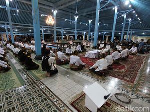 Foto: Malam Selikuran Keraton Solo, Tradisi Sambut Lailatul Qadar