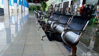 Kursi tunggu penumpang dan kios tiket bus kosong dari penumpang meskipun terminal ini merupakan terminal tipe A.