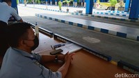 Suasana terminal bus Ir Soekarno, Kabupaten Klaten, Jawa Tengah, masih sepi pada H-4 larangan mudik.
