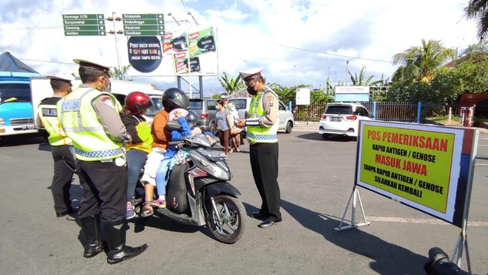 Hindari Penyekatan, Pemudik Ini Nekat Masukkan Sepeda Motor ke Bagasi Bus