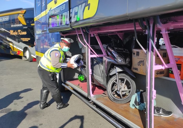 Hindari Penyekatan, Pemudik Ini Nekat Masukkan Sepeda Motor ke Bagasi Bus