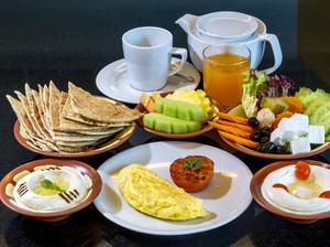 Batalkah Puasa jika Ada Sisa Makanan di Gigi dan Tertelan?