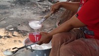 Adonan serabi yang dibuat dari tepung beras. Selanjutnya dituangkan ke dalam wajan dari bahan tembikar atau tanah liat yang dipanaskan di atas tungku dengan api arang. Foto: detikcom/Pradito Rida Pertana