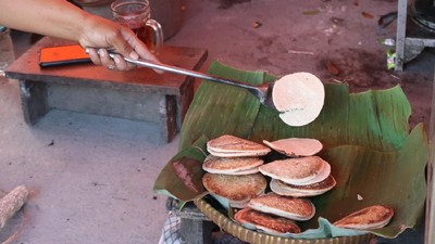 Sedapnya Buka Puasa Pakai Serabi Kocor yang Harum Legit