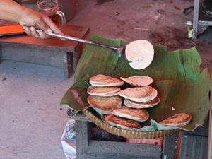 Sedapnya Buka Puasa Pakai Serabi Kocor yang Harum Legit