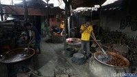 Bahan baku dodol terdiri dari ketan putih atau hitam, gula merah, gula pasir, serta santan. Semua bahan dipanaskan kemudian diaduk hingga mengental.