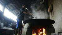 Setiap hari, mereka mampu selesai 12 tungku dengan hasil sekitar 300 besek.