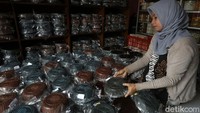 Tampak seorang pekerja tengan menata dodol yang siap dipasarkan.