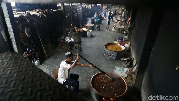 Jelang Lebaran, Pesanan Dodol Betawi Kembali Manis Jelang Lebaran warga mulai berburu bermacam kue. Salah satu yang banyak dicari adalah kue tradisional dodol Betawi. Pesanannya pun meningkat.