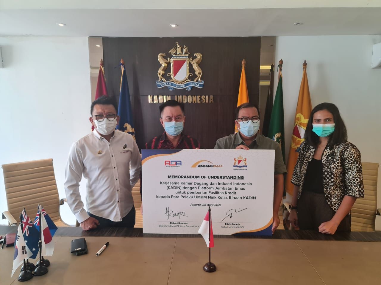 Jembatan Emas, perusahaan peer to peer (P2P) lending, melakukan penandatangan nota kesepahaman dengan Kamar Dagang dan Industri Indonesia (Kadin) untuk pemberian fasilitas kredit produktif kepada komunitas UMKM Naik Kelas binaan Kadin.