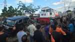 Bruk! Kereta Tabrak Mobil di Padang