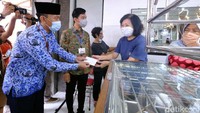 Mereka lalu mendatangi toko pakaian PJP dan menemui pegawai toko.