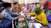 Di toko itu, Gibran mengembalikan uang sebesar Rp 100 ribu sesuai data dari Linmas. Pegawai toko pun membenarkan dirinya memberikan uang Rp 100 ribu kepada Linmas.