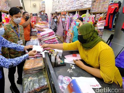 Keliling Pertokoan, Gibran Kembalikan Duit Pungli Zakat