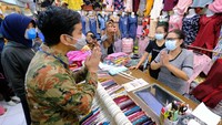 Lain kali kalau ada yang meminta uang jangan dikasih ya. Yang boleh menarik zakat itu Baznas. Jangan takut, foto saja orangnya, kirim ke saya, kata Gibran kepada pegawai itu.