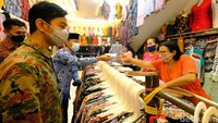 Dia kemudian melanjutkan berkeliling ke toko lain. Nilai dari pemberian uang itu bervariasi di kisaran Rp 50 ribu hingga Rp 100 ribu yang tersebar di 145 titik.