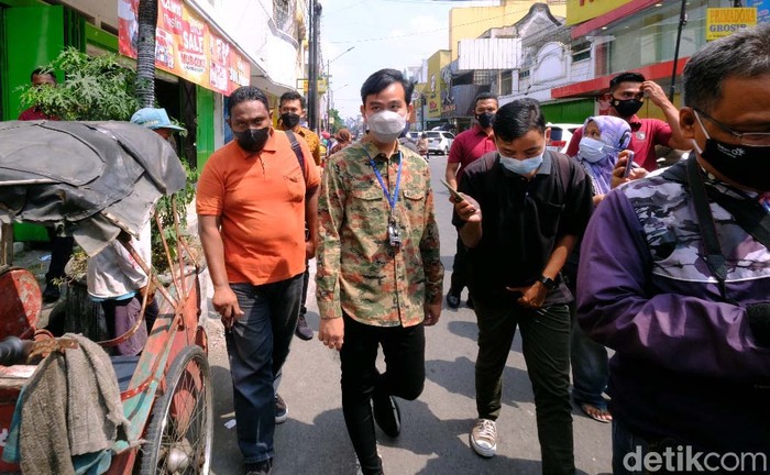 Wali Kota Solo Gibran Rakabuming Raka berkeliling kawasan pertokoan di Coyudan. Ia mengembalikan uang pungli yang sebelumnya ditarik lurah dan Linmas.