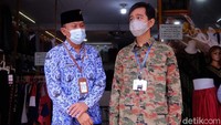 Gibran terlihat tiba di kawasan pertokoan Coyudan bersama Camat Pasar Kliwon, Ari Dwi Daryanto, Minggu (2/5/2021) sekitar pukul 10.00 WIB.