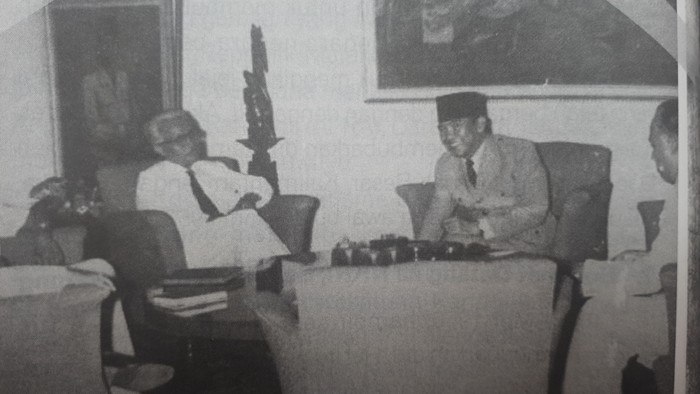 Ki Sarmidi Mangunsarkoro berbincang bersama Presiden Sukarno (repro buku Guru Patriot)