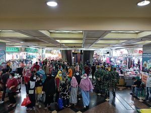 Petugas Pasar Tanah Abang: Ibu-ibu, Jangan Sampai Kita Seperti India!