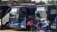 Terlihat hanya beberapa penumpang yang menaiki bus dengan berbagai tujuan.