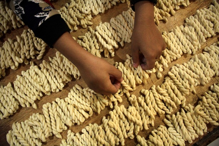 Kue otere-otere khas Makassar Kriuk Renyah Otere-otere Khas Makassar Jadi Camilan Favorit Lebaran
