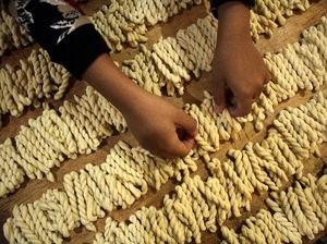 Kriuk Renyah Otere-otere Khas Makassar Jadi Camilan Favorit Lebaran