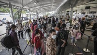 Calon penumpang antre untuk melakukan tes Antigen atau GeNose di Stasiun Pasar Senen, Jakarta, Minggu (2/5/2021).