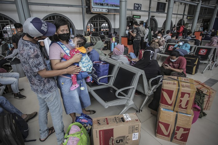Calon penumpang membawa barang bawaannya di Stasiun Pasar Senen, Jakarta, Minggu (2/5/2021). Jelang pemberlakukan larangan mudik pada 6-17 Mei 2021 terjadi lonjakan penumpang kereta api di stasiun tersebut. ANTARA FOTO/Dhemas Reviyanto/foc.