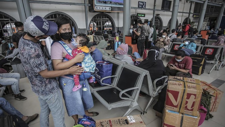 LONJAKAN PENUMPANG DI STASIUN PASAR SENEN Calon penumpang membawa barang bawaannya di Stasiun Pasar Senen, Jakarta, Minggu (2/5/2021). Jelang pemberlakukan larangan mudik pada 6-17 Mei 2021 terjadi lonjakan penumpang kereta api di stasiun tersebut. ANTARA FOTO/Dhemas Reviyanto/foc.