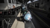 Calon penumpang membawa barang bawaannya.