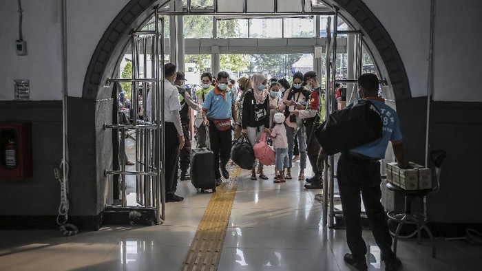 Calon penumpang membawa barang bawaannya di Stasiun Pasar Senen, Jakarta, Minggu (2/5/2021). Jelang pemberlakukan larangan mudik pada 6-17 Mei 2021 terjadi lonjakan penumpang kereta api di stasiun tersebut. ANTARA FOTO/Dhemas Reviyanto/foc.