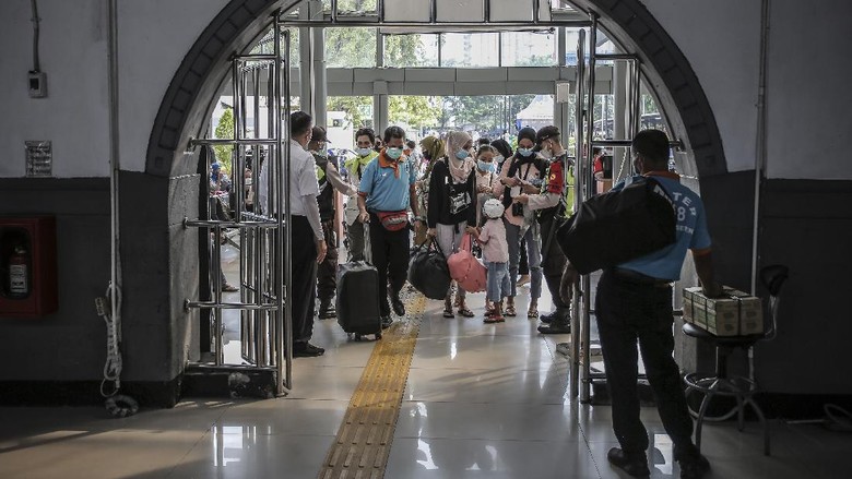 LONJAKAN PENUMPANG DI STASIUN PASAR SENEN Calon penumpang membawa barang bawaannya di Stasiun Pasar Senen, Jakarta, Minggu (2/5/2021). Jelang pemberlakukan larangan mudik pada 6-17 Mei 2021 terjadi lonjakan penumpang kereta api di stasiun tersebut. ANTARA FOTO/Dhemas Reviyanto/foc.