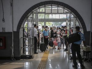 Lonjakan Penumpang di Stasiun Pasar Senen