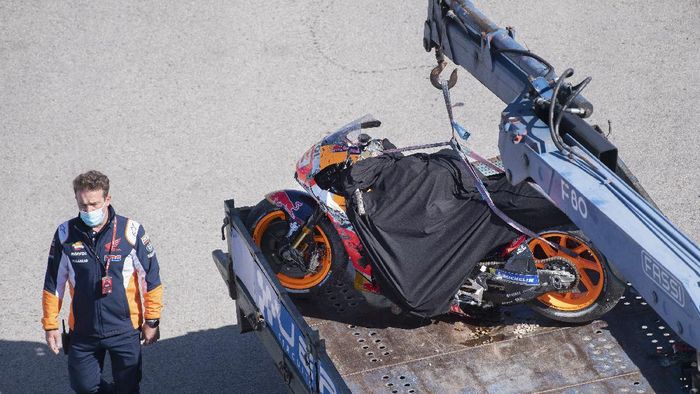 marc marquez motogp 2021 motogp spanyol sirkuit jerez motogp repsol honda honda rc213v JEREZ DE LA FRONTERA, SPAIN - MAY 01: The bike of Marc Marquez of Spain and Repsol Honda Team after crashed out with marshall staff during the MotoGP of Spain - Qualifying at Circuito de Jerez on May 01, 2021 in Jerez de la Frontera, Spain. (Photo by Mirco Lazzari gp/Getty Images)