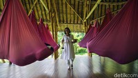 Suara Fera terus mengalun memberikan instruksi. Rileksasi dari ujung kaki ke ujung kepala mulai dilakukan. Air deras mengalir di Sungai Ayung, gemericiknya bergaung menyempurnakan suasana.