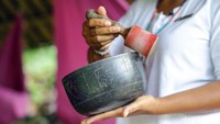 Gumaman dari mulut Fera mulai mengalun, senada dengan bunyi singing bowl. Singing bowl adalah mangkuk digunakan seperti alat musik khas Tibet.