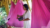 Fera melanjutkan chanting dengan cerita riwayat Buddha. Suara monoton yang dibuatnya memang disengaja agar tamu lebih nyaman dan cepat pulas. Sesekali Fera akan menyanyikan lagu nina bobo.