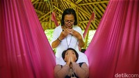 Begitu waktunya habis, Fera mulai memberi instruksi menggunakan kentongan. Suara lembut singing bowl membuat kesadaran kembali. Berkeliling dengan membawa aromatherapy, kali ini harumnya menyegarkan. Berbeda dengan yang sebelum tidur. Wajar saja, karena jenis yang ini memang dibuat untuk membuat badan terasa segar.