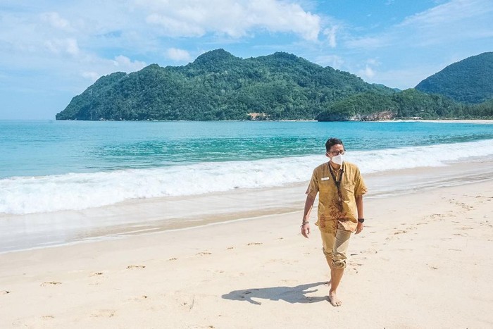 Menparekraf Sandiaga di Pantai Lampuuk