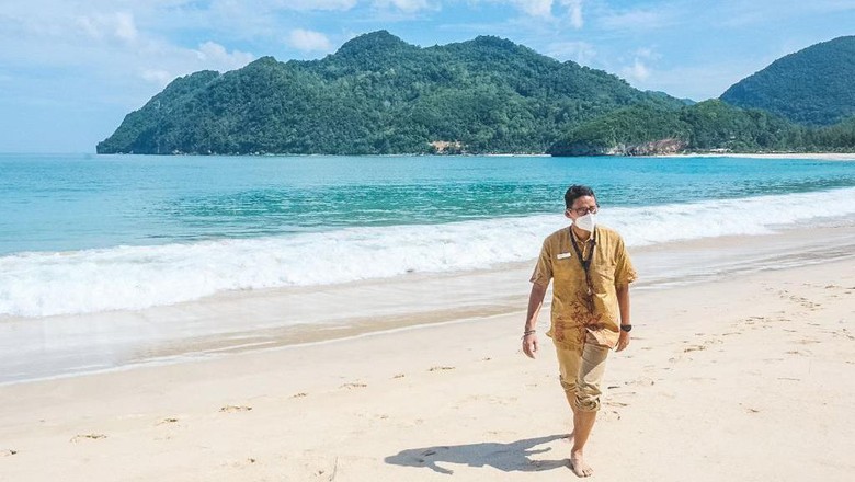 Menparekraf Sandiaga di Pantai Lampuuk Menparekraf Sandiaga di Pantai Lampuuk