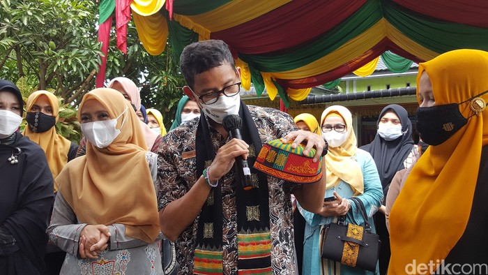 Menparekraf Sandiaga Uno beli peci di Desa Wisata Dayan Daboh