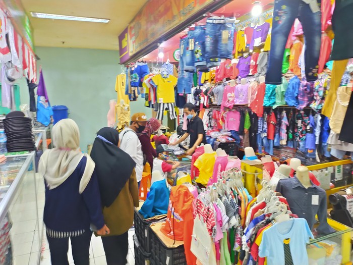 Meski mendekati lebaran 2021, tak membuat masyarakat berbondong-bondong berbelanja di pusat perbelanjaan. Terbukti, Pusat Grosir Surabaya (PGS) yang berada di Jalan Dupak, Bubutan masih sepi pengunjung.